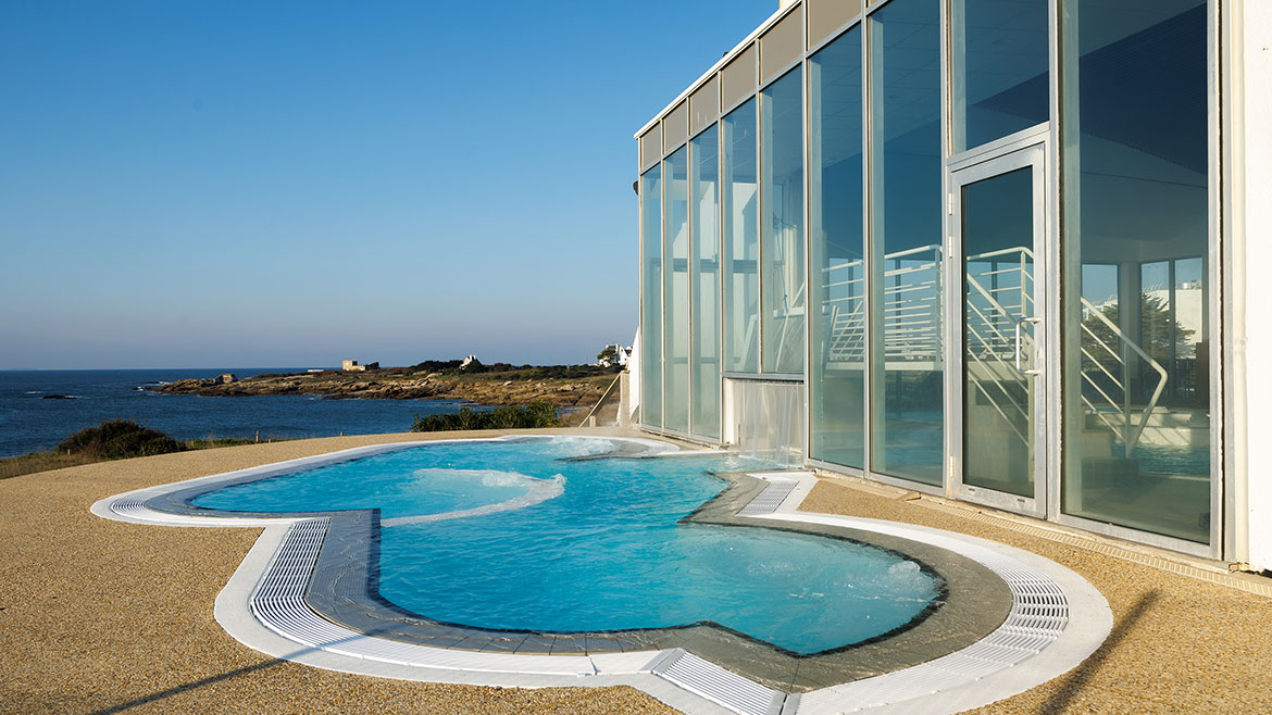 An outdoor seawater jacuzzi.